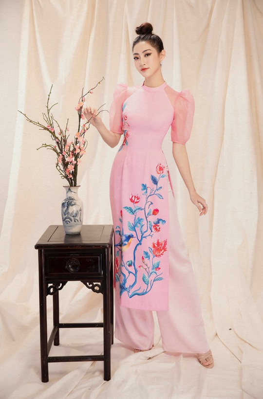 Hoa hậu Lương Thuỳ Linh duyên dáng diện áo dài du xuân - Ảnh 1.