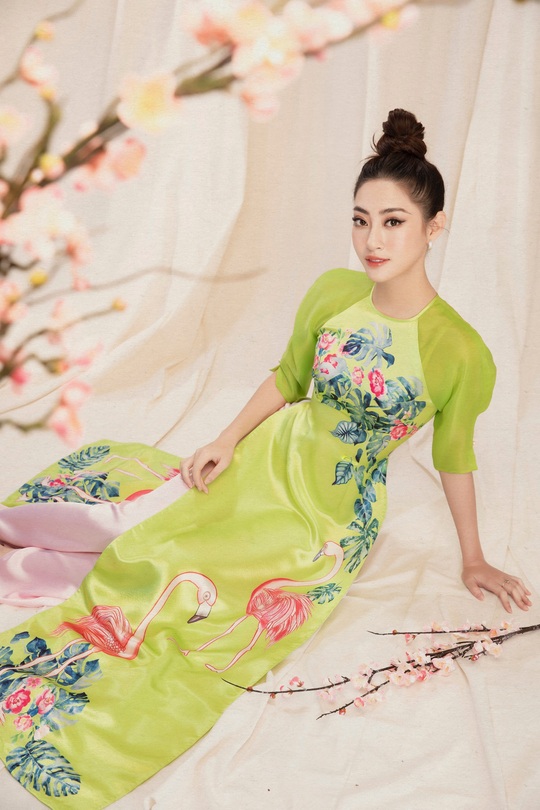 Hoa hậu Lương Thuỳ Linh duyên dáng diện áo dài du xuân - Ảnh 2.