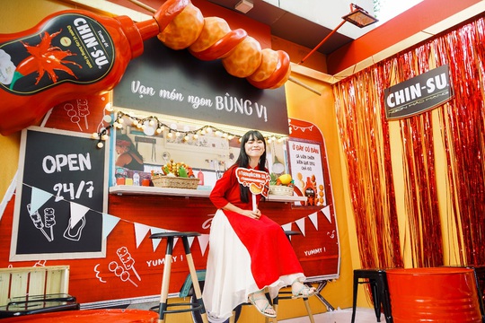 Hot girl Mắt Biếc check-in với các siêu phẩm khổng lồ tại Góc Phố Xuân 2020 - Ảnh 8.