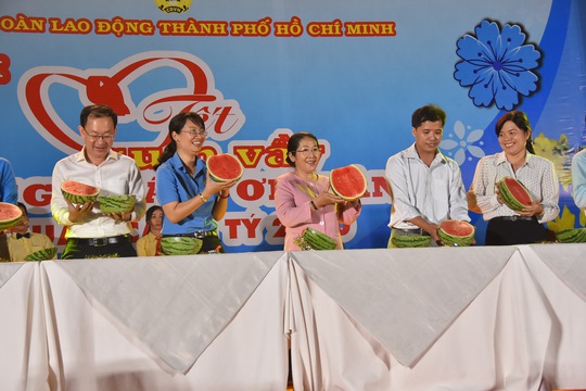 CNVC-LĐ khó khăn được san sẻ tại Tết sum vầy - Ảnh 5.