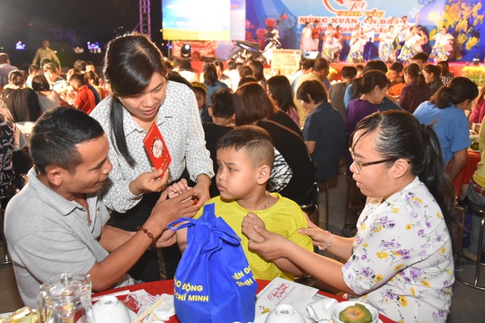 CNVC-LĐ khó khăn được san sẻ tại Tết sum vầy - Ảnh 3.