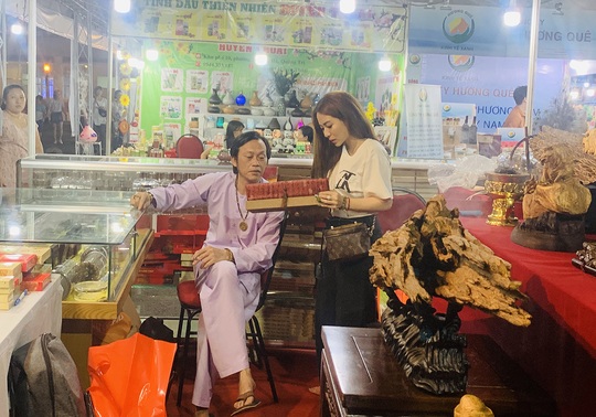 Hoài Linh và con gái nuôi bán trầm hương hội chợ hoa - Ảnh 1.