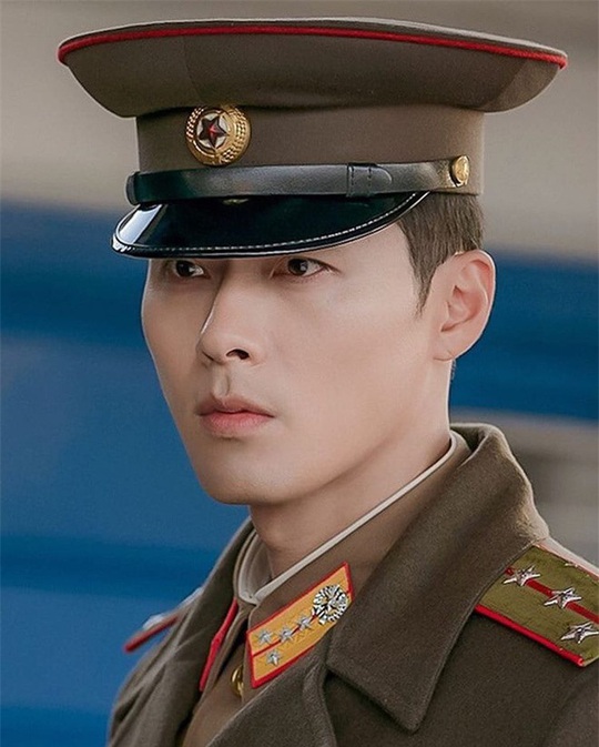 “Soái ca Triều Tiên” Hyun Bin gây bão mạng với góc nghiêng sắc lẹm  - Ảnh 2.