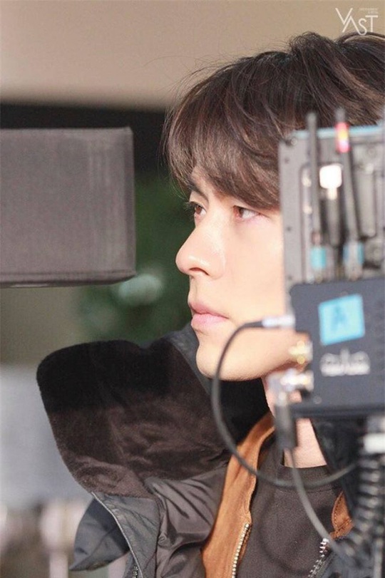 “Soái ca Triều Tiên” Hyun Bin gây bão mạng với góc nghiêng sắc lẹm  - Ảnh 3.
