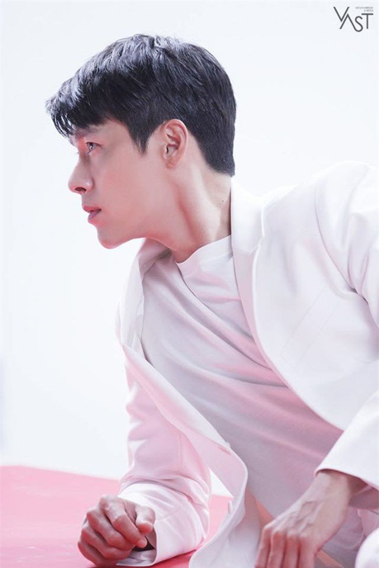 “Soái ca Triều Tiên” Hyun Bin gây bão mạng với góc nghiêng sắc lẹm  - Ảnh 22.