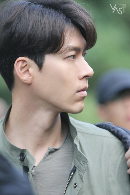 “Soái ca Triều Tiên” Hyun Bin gây bão mạng với góc nghiêng sắc lẹm  - Ảnh 7.