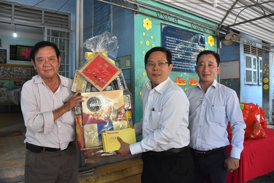 Báo Người Lao Động thăm và chúc Tết nghệ sĩ lão thành – khởi động Quỹ Mai Vàng nhân ái - Ảnh 2.