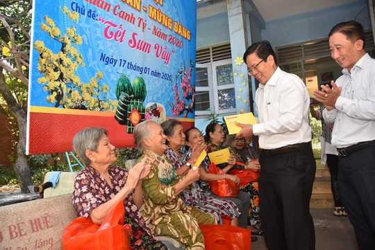 Báo Người Lao Động thăm và chúc Tết nghệ sĩ lão thành – khởi động Quỹ Mai Vàng nhân ái - Ảnh 3.