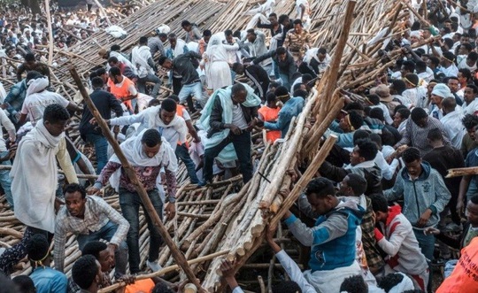 Sập khu vực ghế ngồi “xịn” tại lễ hội ở Ethiopia, hàng trăm người thương vong - Ảnh 2.