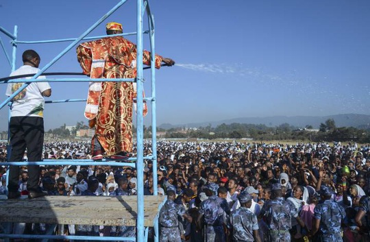 Sập khu vực ghế ngồi “xịn” tại lễ hội ở Ethiopia, hàng trăm người thương vong - Ảnh 3.