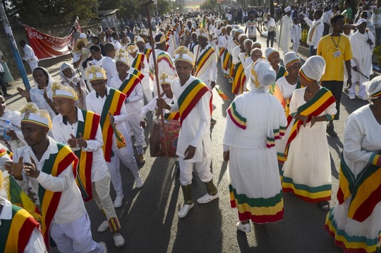 Sập khu vực ghế ngồi “xịn” tại lễ hội ở Ethiopia, hàng trăm người thương vong - Ảnh 4.