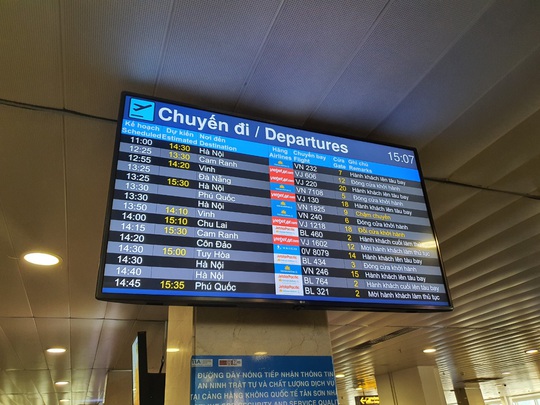 Đường ra sân bay vắng, máy bay xếp hàng chờ cất cánh ở Tân Sơn Nhất - Ảnh 5.