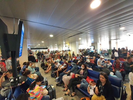 Đường ra sân bay vắng, máy bay xếp hàng chờ cất cánh ở Tân Sơn Nhất - Ảnh 8.