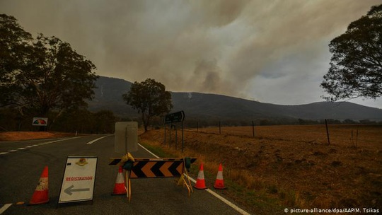 Úc tuyên bố tình trạng khẩn cấp khi cháy rừng đe dọa thủ đô Canberra - Ảnh 1.