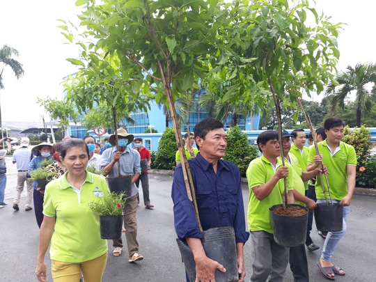 VWS trồng cây xanh và hoa trên đường vào Khu Liên hợp Xử lý chất thải Đa Phước - Ảnh 3.