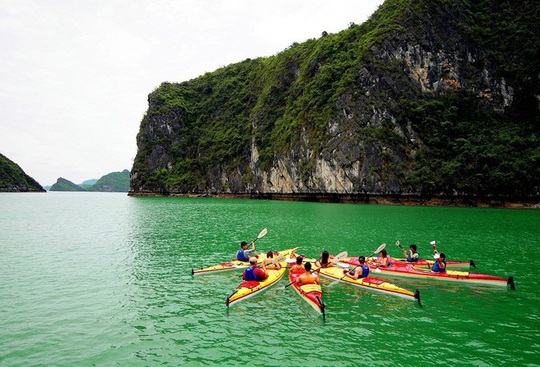 Mùa thu vàng khua mái chèo kayak trên vịnh Hạ Long - Ảnh 2.