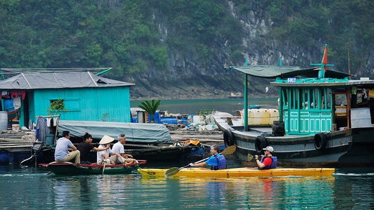 Mùa thu vàng khua mái chèo kayak trên vịnh Hạ Long - Ảnh 5.