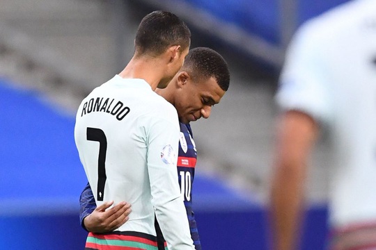 Ronaldo mắc Covid-19: Lộ nguy cơ lây nhiễm hàng loạt - Ảnh 2.
