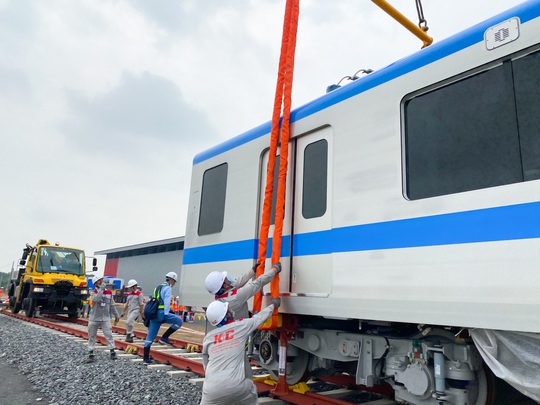 Ba toa tàu metro đầu tiên đã được lắp đặt thành công vào đường ray - Ảnh 1.