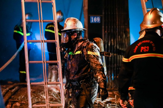 CLIP: Nghẹt thở giải cứu 5 người trong vụ cháy cửa hàng gas - Ảnh 4.