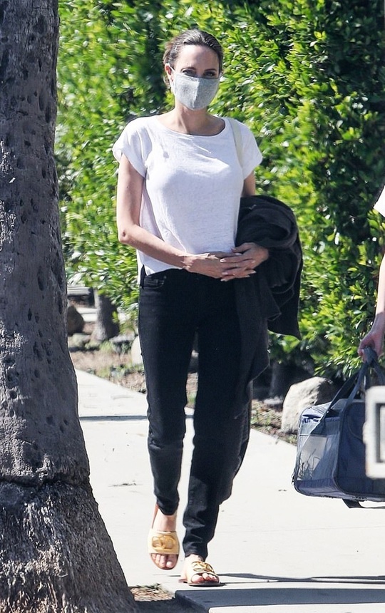 Phong cách dạo phố của Angelina Jolie - Ảnh 1.