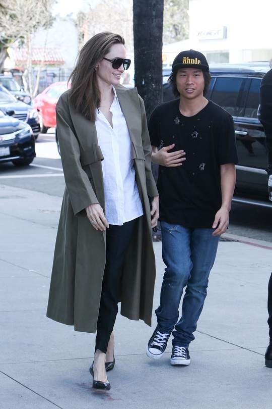Phong cách dạo phố của Angelina Jolie - Ảnh 11.