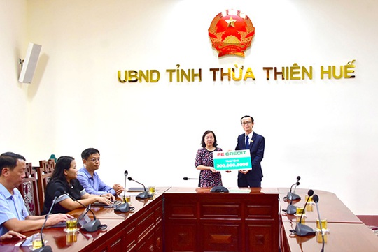 FE CREDIT trao tặng gia đình liệt sĩ Phạm Văn Hướng 300 triệu đồng - Ảnh 1.
