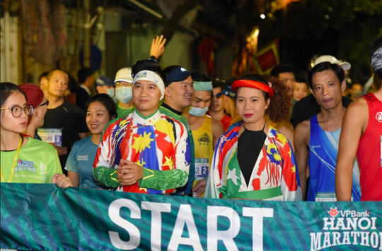 Nhà văn Trang Hạ và MC Huy Hoàng mặc áo dài chạy marathon - Ảnh 2.