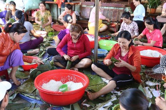 Người dân Đắk Lắk gói hàng ngàn bánh tét gửi tặng miền Trung - Ảnh 1.