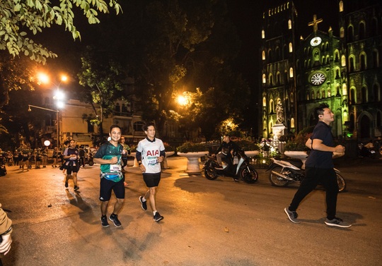 Dấu ấn AIA Việt Nam trên đường chạy VPBank Hanoi Marathon Asean 2020 - Ảnh 1.