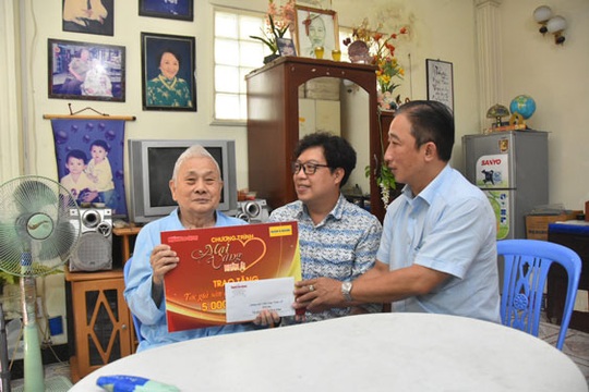 Mai Vàng nhân ái thăm nghệ sĩ Hề Sa, nhà văn Minh Khoa - Ảnh 1.