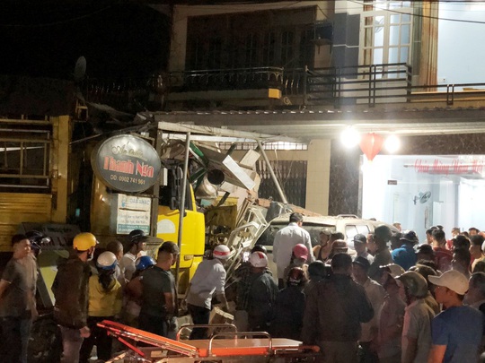 Ôtô tải nổ lốp, mất lái tông vào 4 nhà dân làm 3 người chết, 4 bị thương - Ảnh 4.