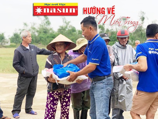 420 suất quà của Sơn Nasun dành tặng các hộ dân Miền Trung bị ảnh hưởng lũ lụt. - Ảnh 2.