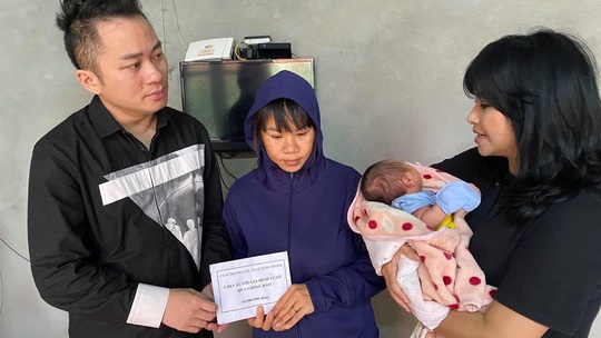 Ca sĩ Thanh Lam, Tùng Dương tặng mỗi gia đình thiệt hại do mưa lũ ở Hà Tĩnh 10 triệu đồng - Ảnh 4.