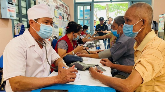 VWS chăm sóc sức khỏe cho 300 hộ dân ở huyện Bình Chánh - Ảnh 2.
