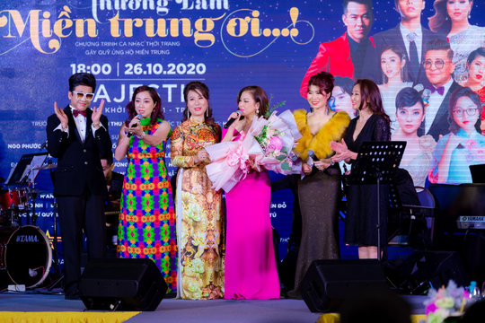 MC Thanh Bạch và Thi Thảo gây xúc động trong đêm nhạc “Thương lắm miền Trung ơi” - Ảnh 6.