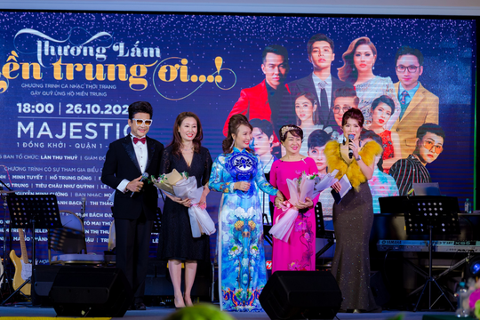 MC Thanh Bạch và Thi Thảo gây xúc động trong đêm nhạc “Thương lắm miền Trung ơi” - Ảnh 5.