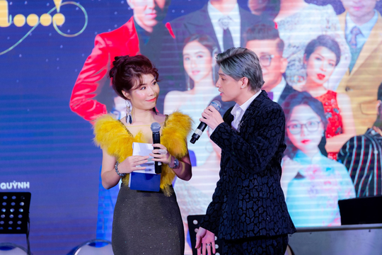 MC Thanh Bạch và Thi Thảo gây xúc động trong đêm nhạc “Thương lắm miền Trung ơi” - Ảnh 8.