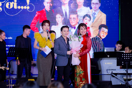 MC Thanh Bạch và Thi Thảo gây xúc động trong đêm nhạc “Thương lắm miền Trung ơi” - Ảnh 10.