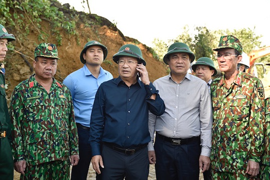 CLIP: Thủ tướng gọi điện trao đổi với Phó Thủ tướng về sạt lở đất ở Nam Trà My - Ảnh 1.