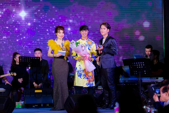 MC Thanh Bạch và Thi Thảo gây xúc động trong đêm nhạc “Thương lắm miền Trung ơi” - Ảnh 15.