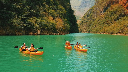 Đến Hà Giang nhất định phải chèo thuyền kayak sông Nho Quế - Ảnh 4.