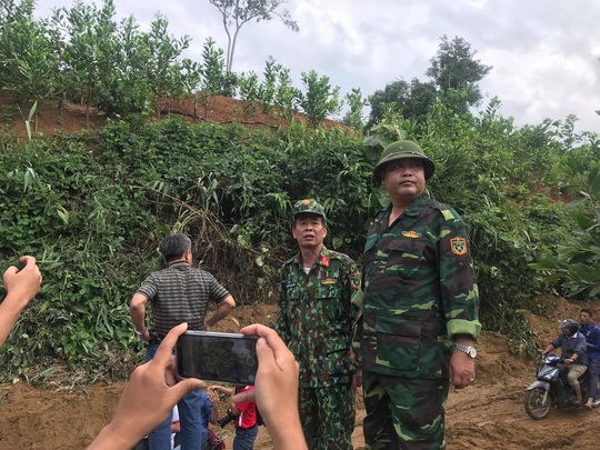 13 người bị vùi lấp ở Phước Sơn: Phóng viên Báo Người Lao Động ghi nhận hình ảnh sạt lở vào hiện trường - Ảnh 1.