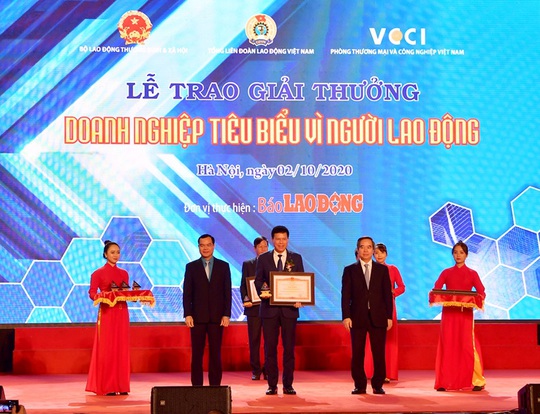 Vietcombank nhận bằng khen “Doanh nghiệp tiêu biểu vì người lao động”  - Ảnh 1.