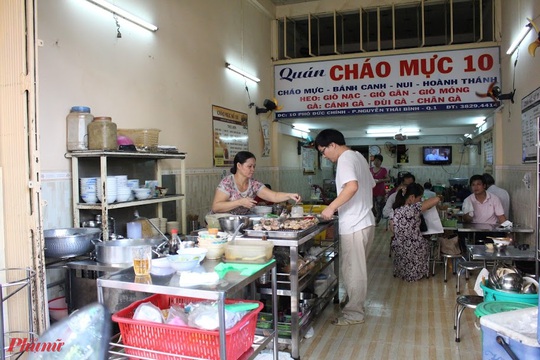 Quán cháo mực tự chọn gần 25 năm ở quận Nhất - Ảnh 1.