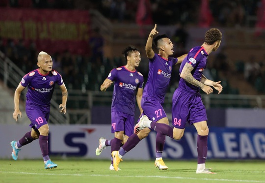 Thắng vất vả trên sân Thống Nhất, Sài Gòn FC vững ngôi đầu bảng - Ảnh 2.