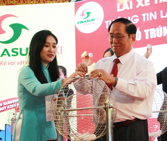 Chương trình “Lái xe tranh tài - Xế hộp trao tay”: Lái xe Nguyễn Thiêng trúng giải đặc biệt - Ảnh 1. Chương trình “Lái xe tranh tài - Xế hộp trao tay”: Lái xe Nguyễn Thiêng trúng giải đặc biệt - Ảnh 1.