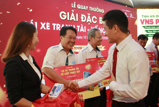 Chương trình “Lái xe tranh tài - Xế hộp trao tay”: Lái xe Nguyễn Thiêng trúng giải đặc biệt - Ảnh 3. Chương trình “Lái xe tranh tài - Xế hộp trao tay”: Lái xe Nguyễn Thiêng trúng giải đặc biệt - Ảnh 3.