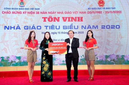 Vietjet tri ân nhà giáo Việt Nam 20-11 - Ảnh 1.
