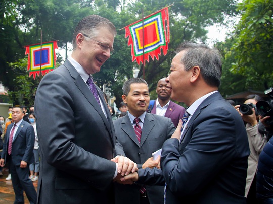 CLIP: Đại sứ Mỹ thăm Văn Miếu-Quốc Tử Giám - Ảnh 2.